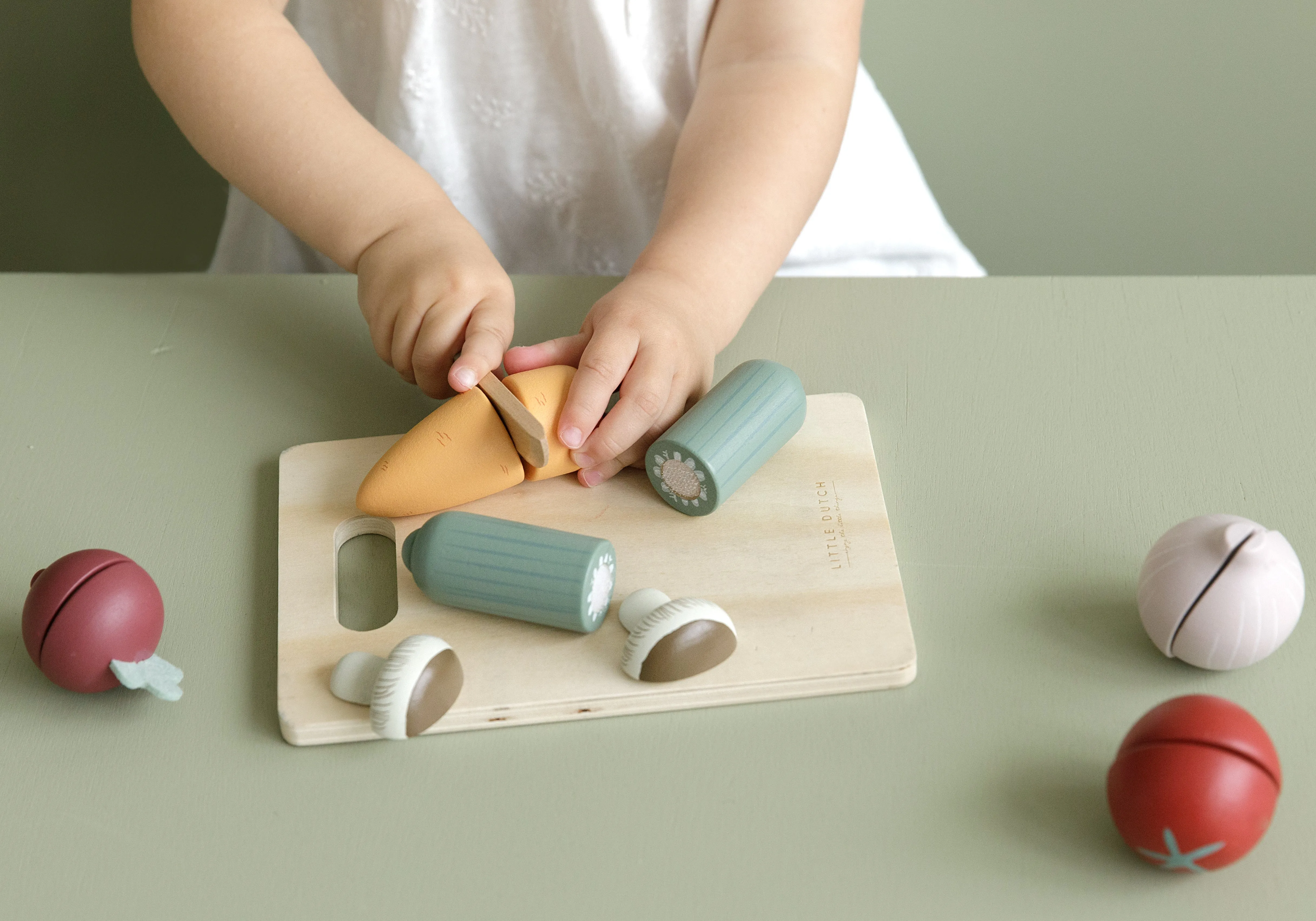 Little Dutch Cutting Vegetables