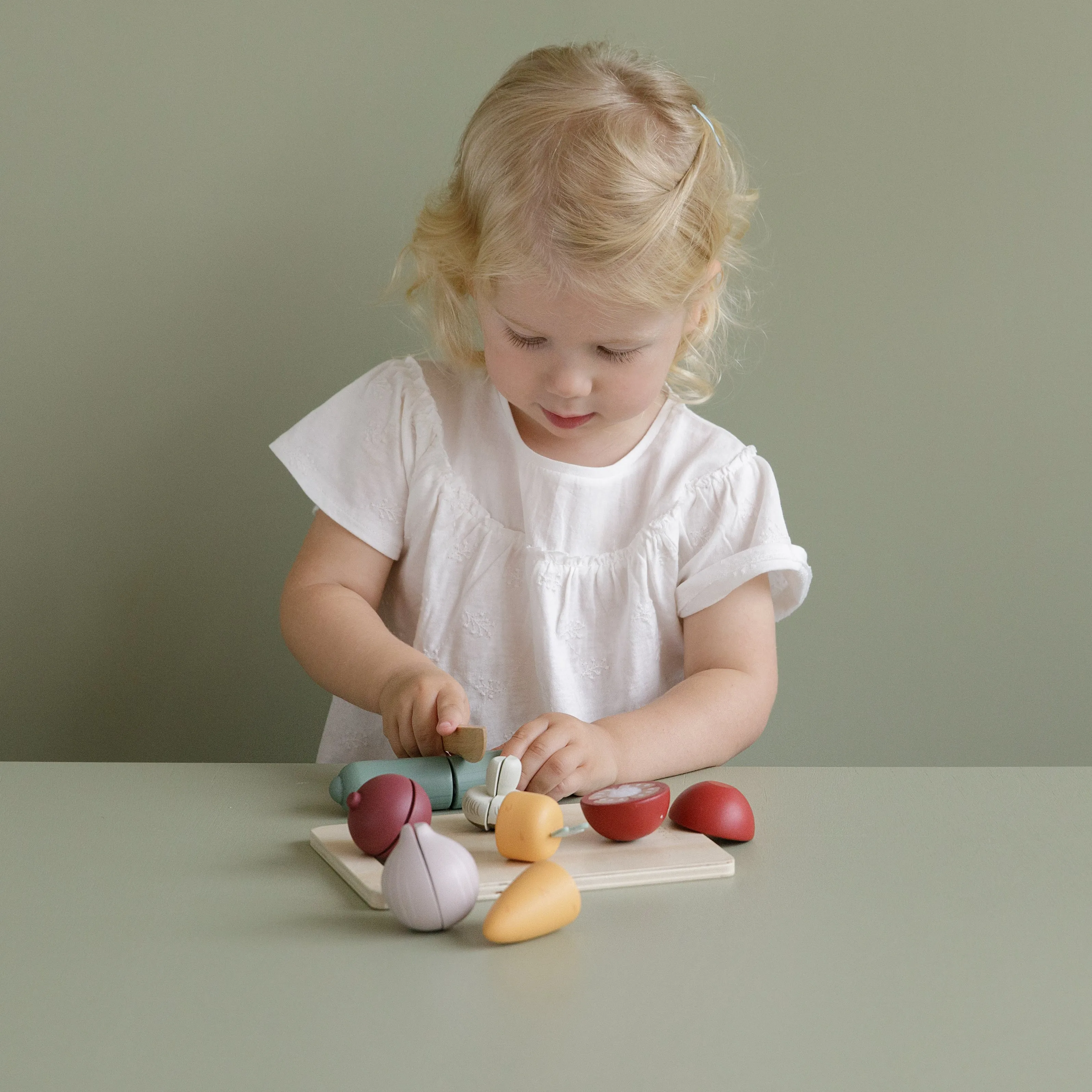 Little Dutch Cutting Vegetables